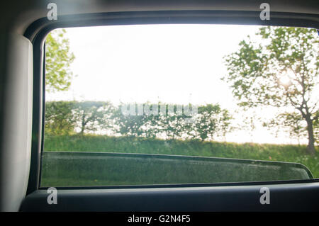 Blick aus dem Fenster eines Autos für eine Bewegungsunschärfe auf der Straße Stockfoto