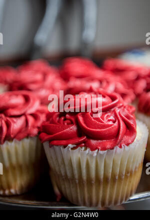 Enge, von Vanilla Cupcakes mit roten Buttercreme auf Platte Stockfoto