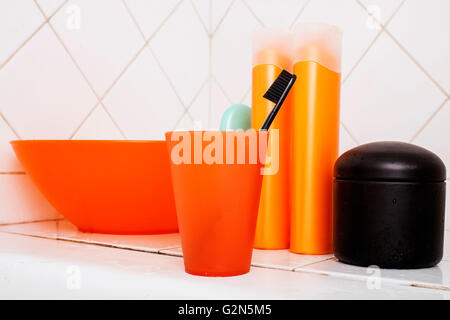 üblichen Sachen im Bad, Shampoo, Zubehör, schwarz stilvolle Zahnbürste, lässige normalen realen Hintergrund Stockfoto