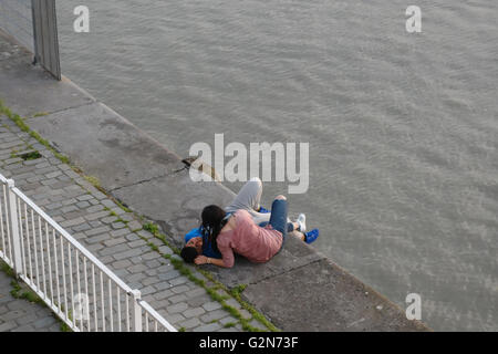 liebevolle paar am Wasser Antwerpen Belgien Europa Stockfoto