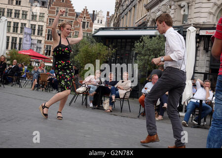 Paare tanzen auf der Straße, Antwerpen-Belgien Stockfoto