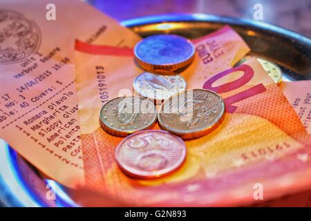 Euro-Bargeld auf einer Rechnung in einem Restaurant sitzen Stockfoto