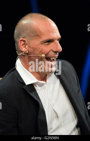 Yanis Varoufakis spricht ehemalige griechische Finanzminister bei der 2016 Hay Festival in Hay-on-Wye, Wales. Stockfoto