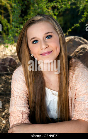 Porträt von einem schönen, blauen Augen, Teenager Mädchen mit langen blonden Haaren. Stockfoto