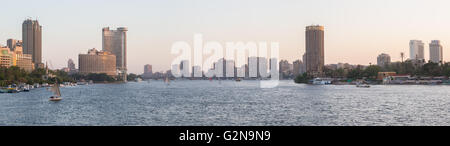 Blick auf central Cairo in der Abenddämmerung, Feluke Boote Segeln auf dem Nil Fluß in der Nähe von der Insel Zamalek. Stockfoto