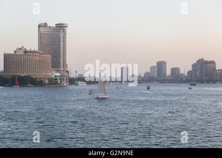 Kairo, Ägypten - 26. Mai 2016: Felucca Boote Segeln auf dem Nil im Zentrum von Kairo in der Abenddämmerung. Stockfoto