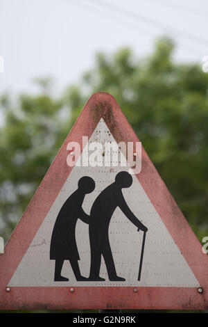 Ältere Menschen Warnzeichen. Stockfoto