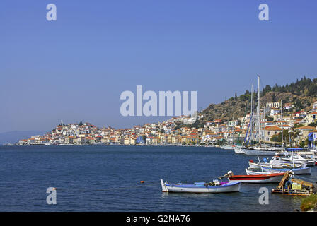 Panoramablick auf Poros Hafen von Poros Insel im Saronischen Golf, in der Nähe von Piräus, Griechenland Stockfoto