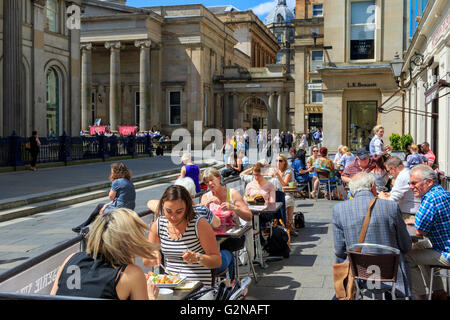 American Diner mit Mittagessen in Straßencafés und Restaurants im Royal Exchange Square, Glasgow, Schottland, UK Stockfoto