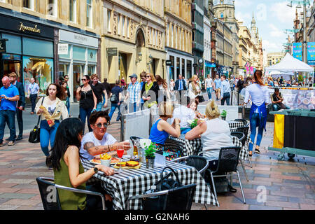 American Diner mit Mittagessen in Straßencafés und Restaurants in Buchanan Street, Glasgow, Scotland, UK Stockfoto