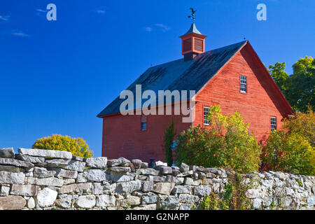 Rote Scheune auf dem Lande in der Nähe von Keene, New Hampshire, USA. Stockfoto