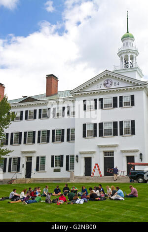 Schüler Unterricht im Freien vor Dartmouth Halle am Dartmouth College in Hanover, New Hampshire, USA. Stockfoto