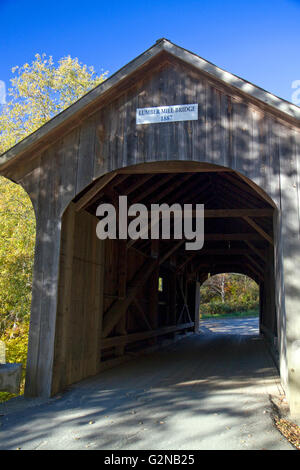 Die Mühle bedeckte Brücke über den Fluss Lamoille in Belvidere, Vermont, USA. Stockfoto