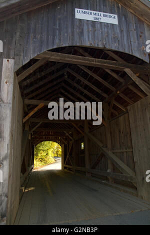 Die Mühle bedeckte Brücke über den Fluss Lamoille in Belvidere, Vermont, USA. Stockfoto