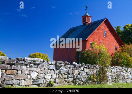 Rote Scheune auf dem Lande in der Nähe von Keene, New Hampshire, USA. Stockfoto