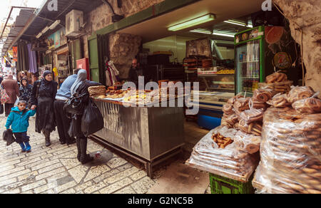 JERUSALEM, ISRAEL - 17. Februar 2013: Touristen kaufen Souvenirs und Brot auf den Straßen der Altstadt Stockfoto