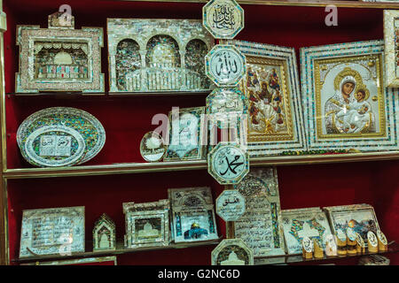 BETHLEHEM, ISRAEL - 19. Februar 2013: Wände der Souvenir-Shop mit christlichen souvenirs Stockfoto