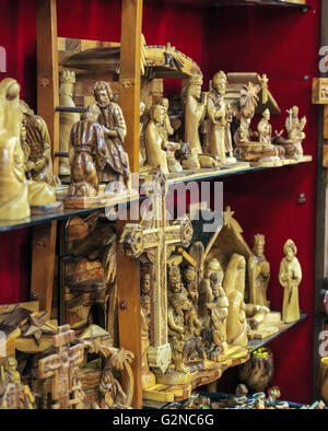 BETHLEHEM, ISRAEL - 19. Februar 2013: Wände der Souvenir-Shop mit christlichen souvenirs Stockfoto