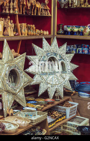 BETHLEHEM, ISRAEL - 19. Februar 2013: Wände der Souvenir-Shop mit christlichen souvenirs Stockfoto