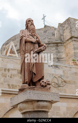 BETHLEHEM, ISRAEL - 19. Februar 2013: Hieronymus-Denkmal vor der St. Catherine Cathedral Stockfoto