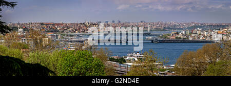 Der Panoramablick auf Istanbul Stadt, seine erstaunliche Architektur, die blauen Bosporus und goldenes Horn-Brücke. Stockfoto