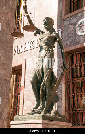 Der Justitia Statue halten die Balance & das Schwert Stockfoto