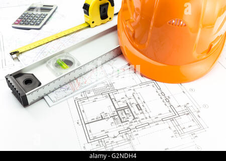 Baupläne mit Zeichnung des Projekts, Sicherheit Helm und Arbeitsmittel Stockfoto