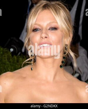 New York City, USA - 2. Mai 2016: Sienna Miller besucht die 2016 Met Gala Stockfoto