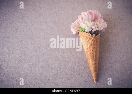 Rosa Nelken in Eis Waffelhörnchen, selektiven Fokus Stockfoto