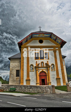 Die schöne Kirche von Saint Nicolas de Veroce in den französischen Alpen Stockfoto