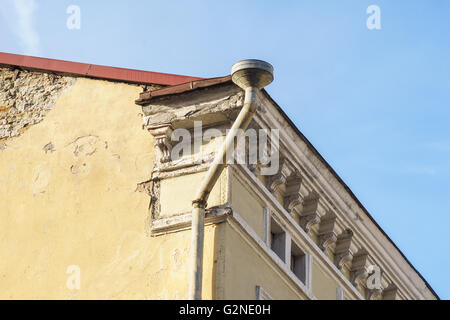 Regenrinne und Fallrohr an Ecke Stil des alten Hauses Stockfoto