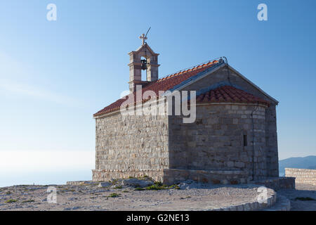 Kirche Saint Sava auf Insel Sveti Stefan Stockfoto