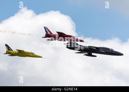 Hawker Hunter T.7A G-FFOX aus der Hunter Flight Academy in Formation mit zwei Folland Gnats bei der RAF Waddington Airshow. Stockfoto