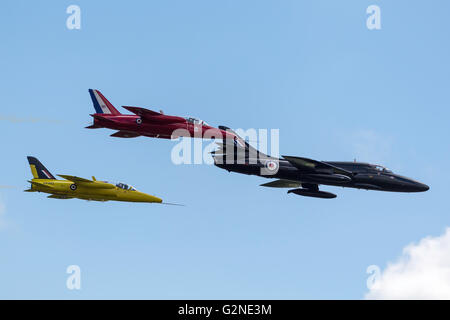 Hawker Hunter T.7A G-FFOX aus der Hunter Flight Academy in Formation mit zwei Folland Gnats bei der RAF Waddington Airshow. Stockfoto