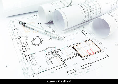 Rollen der Baupläne und architektonische Zeichnungen mit Bleistift Stockfoto