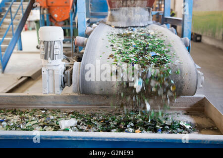 Glaspartikel für das recycling in einer Maschine in einer recycling-Anlage. Verschiedene Glas Flasche Verpackungsabfälle. Glas Abfall manageme Stockfoto