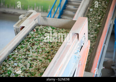 Glaspartikel für das recycling in einer Maschine in einer recycling-Anlage. Verschiedene Glas Flasche Verpackungsabfälle. Glas Abfall manageme Stockfoto