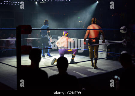 Lucha Libre Ringer posieren für das Publikum vor einem Spiel in einem Club, San Diego, Kalifornien / © Craig M. Eisenberg Stockfoto