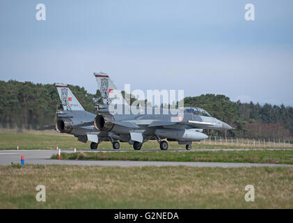 Türkische allgemeine dynamische F16 Fighting Falcons Line-up bereit für Take off.  SCO 10.388. Stockfoto