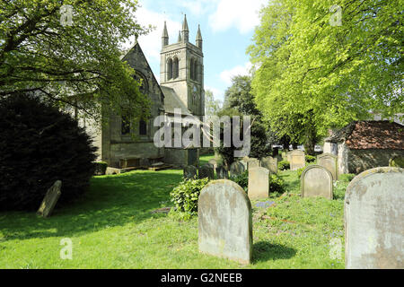 All Saints Church, Helmsley, North Yorkshire, England, UK, zeigt Teil des Friedhofs im Vordergrund. Stockfoto