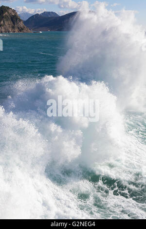 Stein Wellenbrecher mit brechenden Wellen. Stockfoto