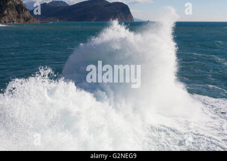 Stein Wellenbrecher mit brechenden Wellen. Stockfoto