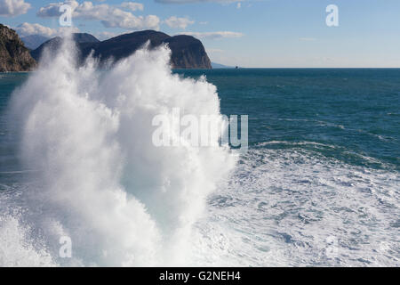 Stein Wellenbrecher mit brechenden Wellen. Stockfoto