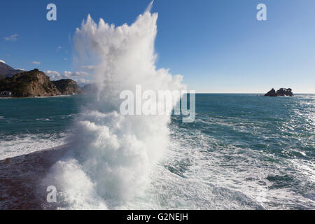 Stein Wellenbrecher mit brechenden Wellen. Stockfoto