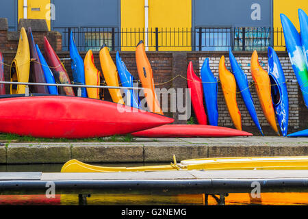 Reihe von bunten Kajaks Ziegelwand gelehnt, auf der Regent es Canal in London Stockfoto