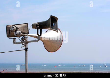 Outdoor-Beschallung Lautsprecher an einem Sommerstrand Stockfoto