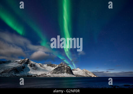 Aurora Borealis oder das Nordlicht über verschneite Winterlandschaft im Fjord von Ersfjorden, Senja, Troms, Norwegen, Europa Stockfoto