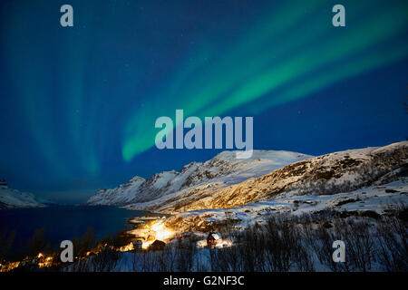 Aurora Borealis oder das Nordlicht über verschneite Winterlandschaft im Fjord Ersfjordbotn, Tromsö, Troms, Norwegen, Europa Stockfoto