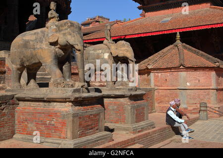 Zwei nepalesische Männer diskutieren vor Bishwanath Mandir-Tempel am Durbar Square in Patan, Nepal Stockfoto