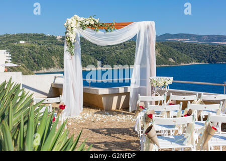 Schöne Hochzeit Bogen auf der Terrasse Stockfoto